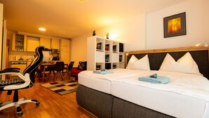 Studio Kota, 1 Tempat Tidur Double, Bebas Asap Rokok, balkon (Top 2) | 1 kamar tidur, meja kerja, dan ruang kerja ramah laptop