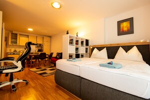 1 habitación, decoración personalizada, muebles diferentes y escritorio 