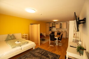 1 habitación, decoración personalizada, muebles diferentes y escritorio 