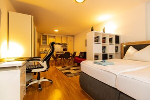 City-Studio, 1 Doppelbett, Nichtraucher, Balkon (Top 2) | Wohnbereich | 45-Zoll-Flachbildfernseher mit Satellitenempfang, LED-Fernseher, Netflix