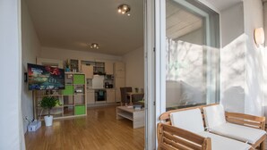 Apartemen Comfort, 1 Tempat Tidur Queen, Bebas Asap Rokok, balkon (Top 4) | Area keluarga | TV LED, Netflix, film berbayar, dan layanan streaming