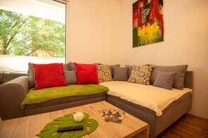 Comfort Apartment, Multiple Beds, Non Smoking, Balcony (Top 3) | Living area | 45-inch flat-screen TV with satellite channels, LED TV, Netflix - Appartements in Graz beim LKH (Graz)