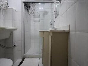 Standard Apartment, 1 Bedroom | Bathroom | Shower, towels