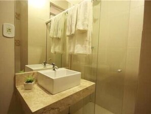 Standard-Apartment, 1 Schlafzimmer | Badezimmer | Dusche, Handtücher