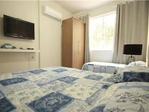A hotel room with a bed, a television, a wardrobe, and a window with curtains. - GoHouse Copacabana 204 B (Rio de Janeiro)