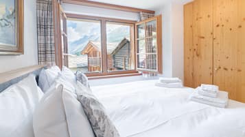 Chalet, 4 kamar tidur, pemandangan gunung | 1 kamar tidur, meja kerja, setrika/meja setrika, dan Wi-Fi gratis