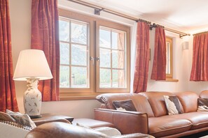 Chalet, 4 camere da letto, vista montagna | Area soggiorno | TV a schermo piatto, caminetto, lettore DVD