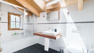 Chalet, 4 Bedrooms, Mountain View | Bathroom | Combined shower/bathtub, free toiletries, hair dryer, slippers