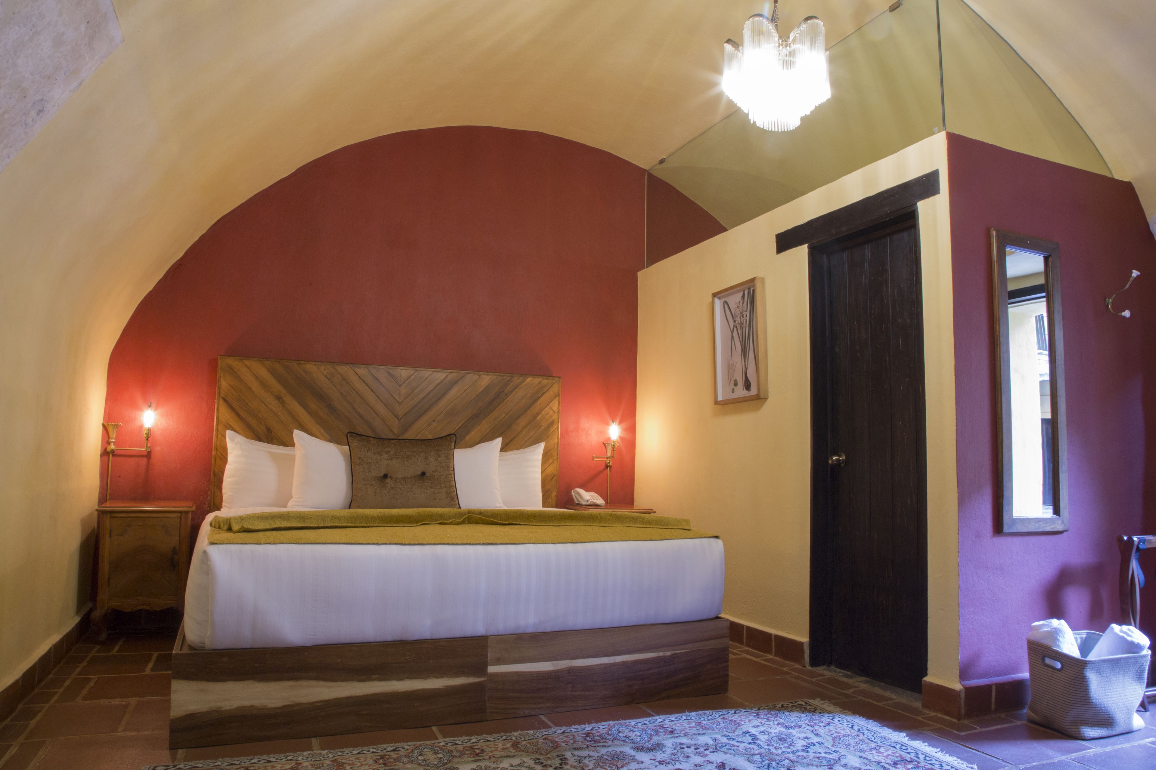 standard room, 1 king bed | minibar, in-room safe, desk, soundproofing