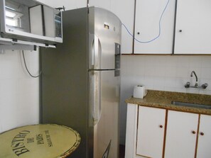 Apartamento standard, 2 quartos | Cozinha privada | Geladeira, micro-ondas (mediante solicitação), cafeteira/chaleira
