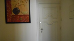 Unclassified image, 3 of 28, button - GoHouse Copacabana 802 (Rio de Janeiro)
