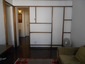 Apartamento standard, 2 quartos | Sala de estar