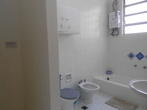 Standard Apartment, 2 Bedrooms | Bathroom | Shower, towels - GoHouse Copacabana 802 (Rio de Janeiro)