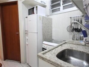 Apartamento standard, 2 quartos | Cozinha privada | Geladeira, micro-ondas