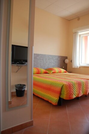 Quarto, 2 camas de solteiro | Escrivaninha, Wi-Fi de cortesia
