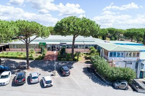 Vista frontal de la propiedad