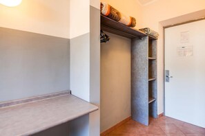 Quarto, 2 camas de solteiro | Escrivaninha, Wi-Fi de cortesia