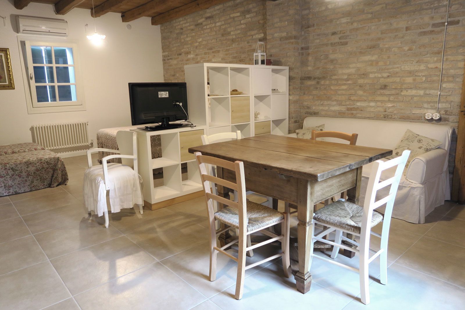 Family Studio | In-room dining