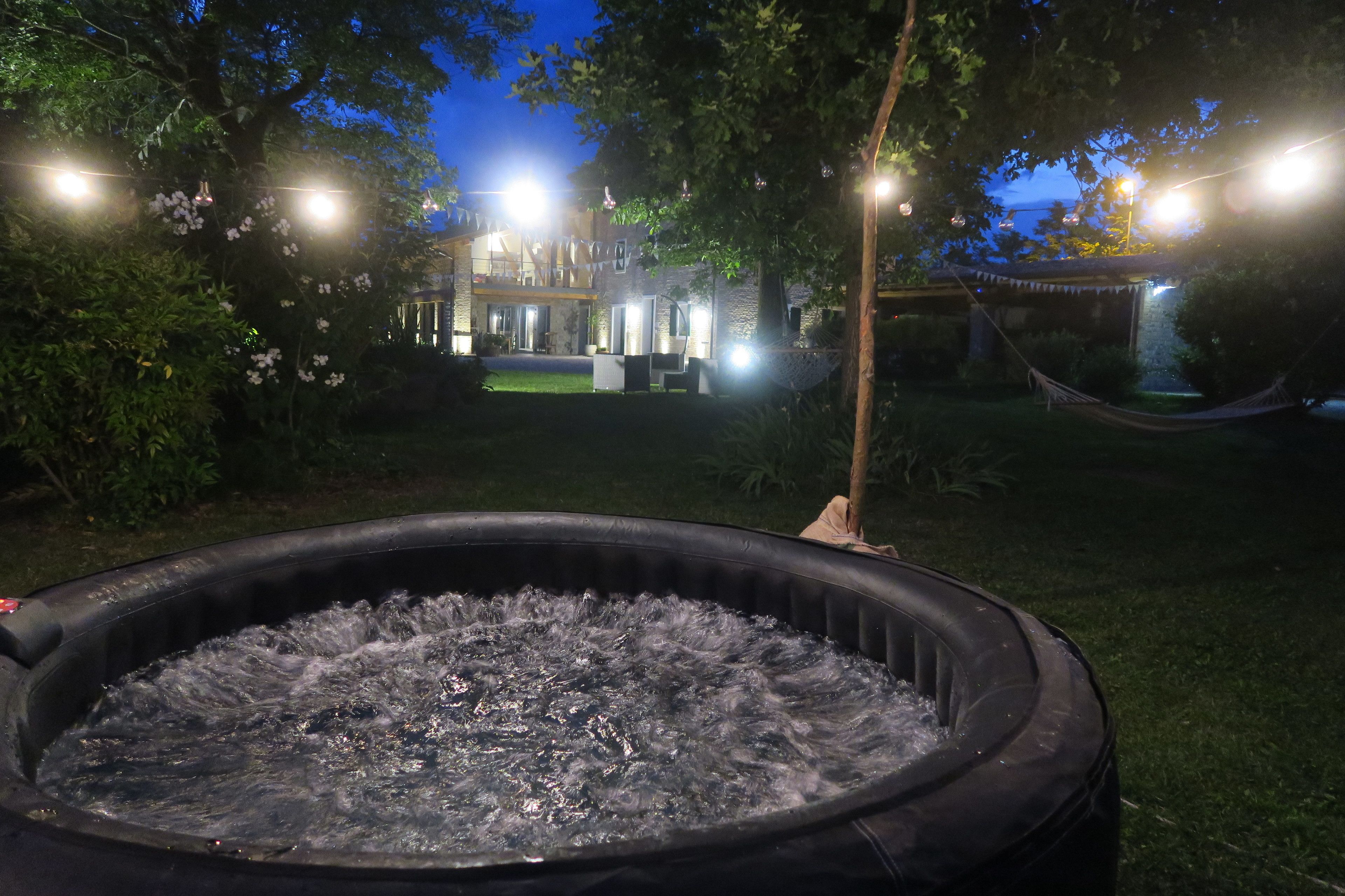 Outdoor spa tub