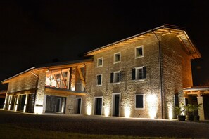 A stone building with multiple windows and a covered entrance area. - Agriturismo da Gastone (Rivignano Teor)