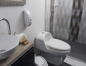 Shower, free toiletries, towels - Hotel Grand H&R (Villeta)