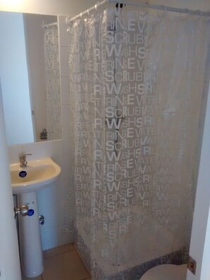 Comfort-Apartment, 2 Schlafzimmer | Dusche im Bad