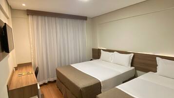 ميني بار ومكتب ومساحة عمل للكمبيوتر المحمول وستائر تعتيم