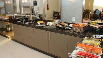 فطور من الأطباق المحلية مجانًا يوميًا