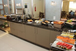 Ein Buffet mit verschiedenen Speisen und einer Kaffeestation.