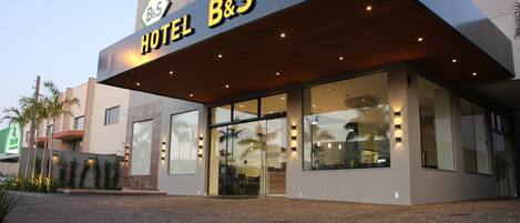 Vista frontal de la propiedad