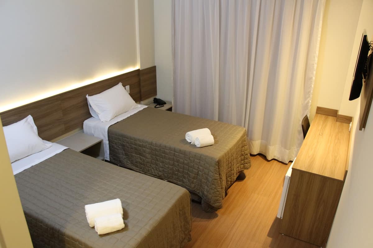 Executive Twin kamer, 2 eenpersoonsbedden | Een minibar, een bureau, een laptopwerkplek, verduisterende gordijnen