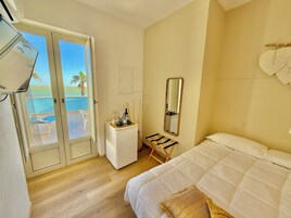 Comfort Δίκλινο Δωμάτιο (Double), 1 Μεγάλο Μονό Κρεβάτι, Βεράντα, Θέα στη Θάλασσα | Ιταλικά σεντόνια Frette, κλινοσκεπάσματα υψηλής ποιότητας 