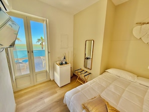 Habitación doble Confort, 1 cama individual grande, Terraza, vista al mar | Sábanas italianas Frette, ropa de cama de alta calidad y edredón