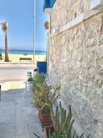 Aan het strand, wit zand, een strandbar