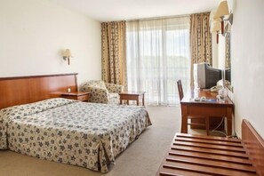 Minibar, escritorio, tabla de planchar con plancha y ropa de cama 