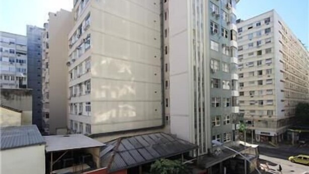 A multi-story building with a modern architectural design, featuring a mix of residential and commercial spaces. - GoHouse Djalma 401 A (Rio de Janeiro)