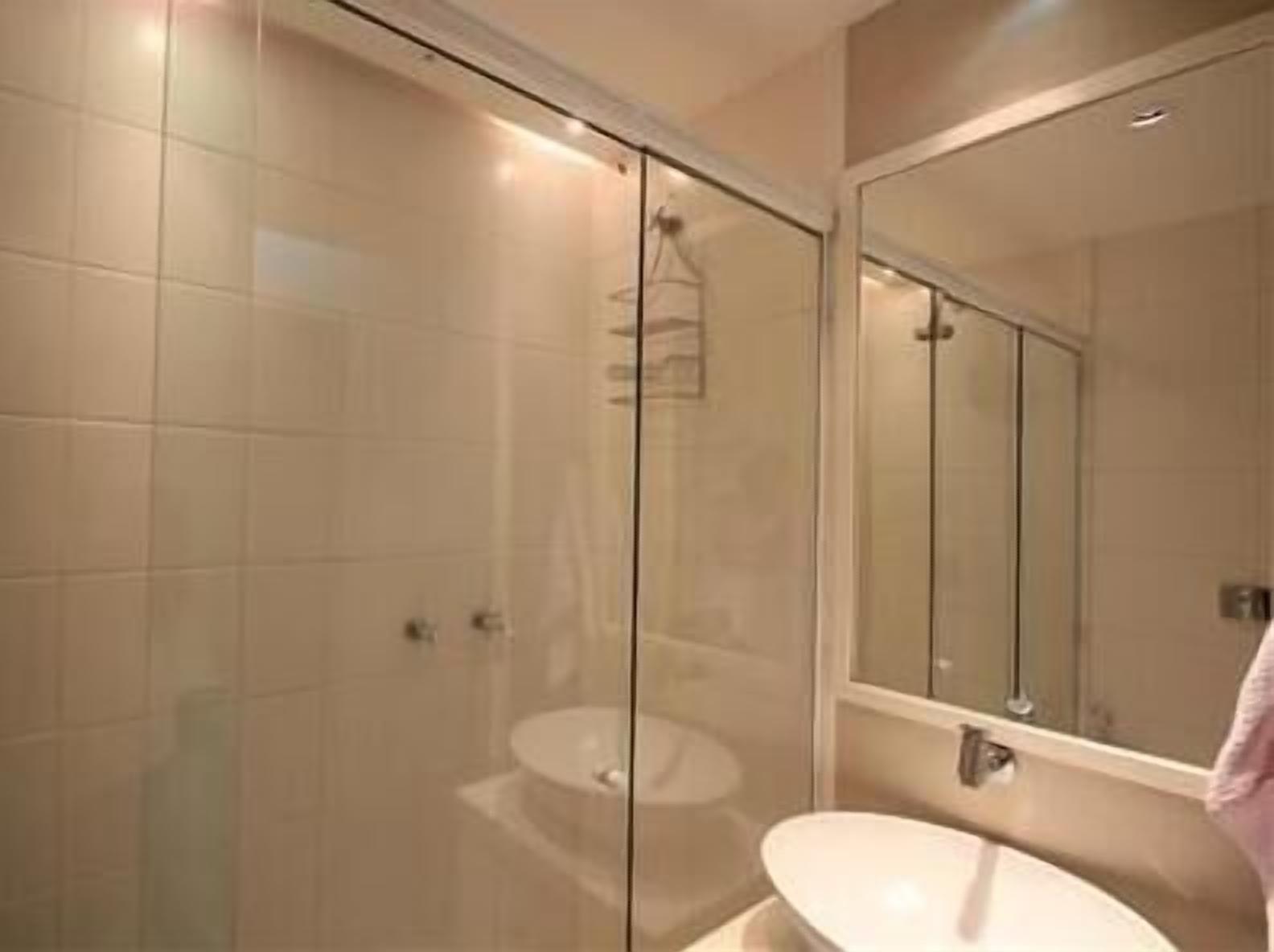 Standard Apartment, 2 Bedrooms | Bathroom | Shower, towels