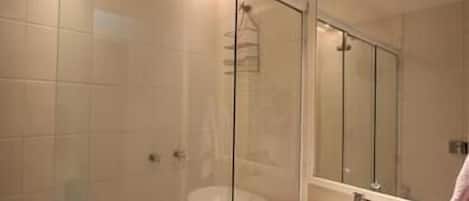 Standard-Apartment, 2 Schlafzimmer | Badezimmer | Dusche, Handtücher