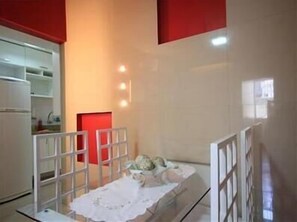 Apartamento standard, 2 quartos | Opções para refeição no quarto