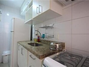 Fridge, oven, cookware/dishes/utensils - GoHouse Djalma 401 A (Rio de Janeiro)