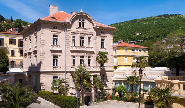 Ein historisches Gebäude mit klassischer Architektur, mit einer zentralen Kuppel und zahlreichen Fenstern.