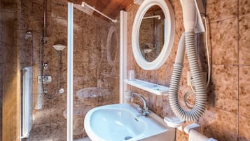 Camera Standard con letto matrimoniale o 2 letti singoli | Bagno | Doccia, set di cortesia gratuito, asciugacapelli, bidet