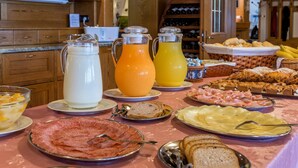 Un buffet de petit-déjeuner proposant une variété d'aliments et de boissons.
