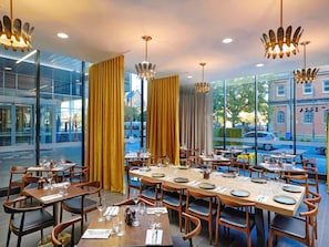 Breakfast, lunch and dinner served - Mantra Albury Hotel (Albury)