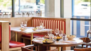 Der serveres morgenmad, frokost og aftensmad