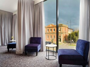 Hochwertige Bettwaren, Zimmersafe, Verdunkelungsvorhänge