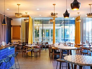 供应早餐、午餐和晚餐