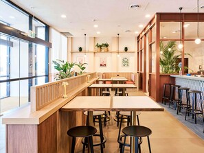 Breakfast, lunch and dinner served - Mantra Albury Hotel (Albury)