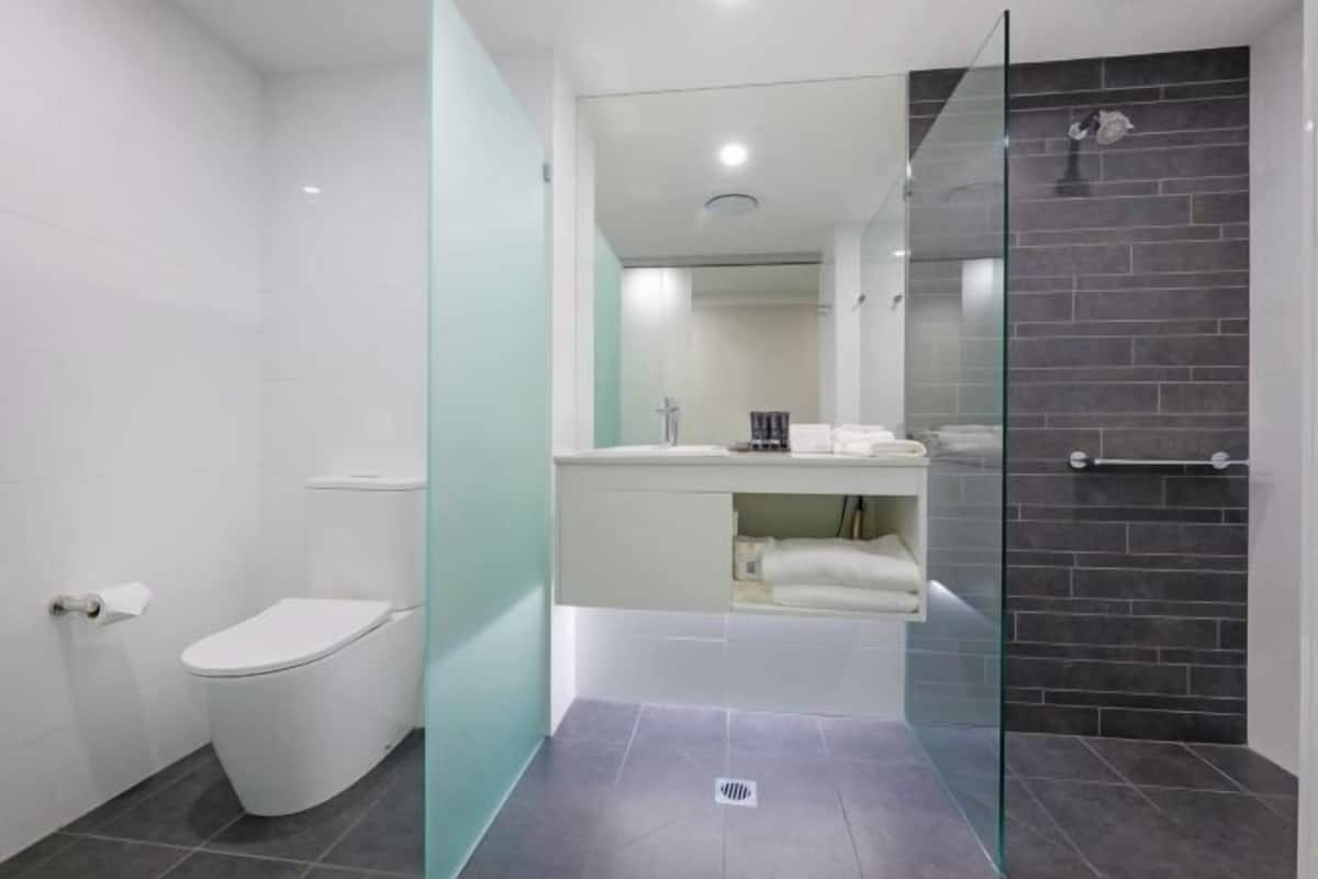 Een douche, milieuvriendelijke toiletartikelen, een haardroger
