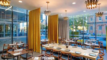 Serveert ontbijt, lunch en diner